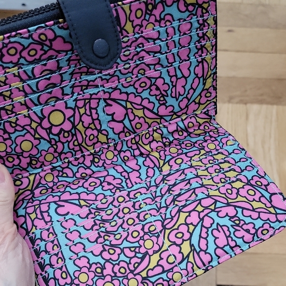 VERA BRADLEY/Black Quilted Wallet - Picture 6 of 9